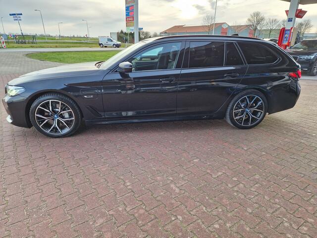 BMW 5-SERIE Touring 530e Business Edition Plus Hybrid | ELEKTR. TREKH | NAVI | CAMERA | PANO | LEER | STOELVERW.