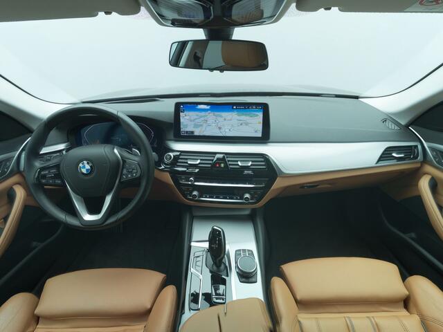 BMW 5-SERIE Touring 530i Sportline Automaat | Lederen Sportstoelen Elektrisch & Verwarmd | Head Up | Virtual | Navigatie Groot | Apple Carplay | Camera | L.M. 18" | DAB |