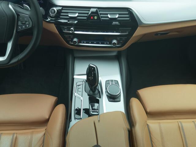 BMW 5-SERIE Touring 530i Sportline Automaat | Lederen Sportstoelen Elektrisch & Verwarmd | Head Up | Virtual | Navigatie Groot | Apple Carplay | Camera | L.M. 18" | DAB |