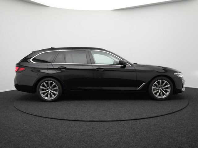 BMW 5-SERIE Touring 530i Sportline Automaat | Lederen Sportstoelen Elektrisch & Verwarmd | Head Up | Virtual | Navigatie Groot | Apple Carplay | Camera | L.M. 18" | DAB |