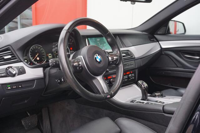 BMW 5-SERIE M550xd | HUD | ACC | Panorama | Softclose | Camera | Harman/Kardon |