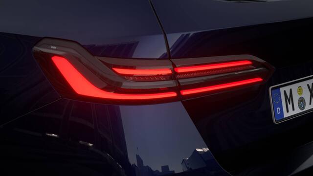 BMW 5-SERIE Touring 530e M Sport Automat / Panoramadak / Trekhaak / Stoelventilatie / Adaptieve LED / Parking Assistant Plus / Comfort Access