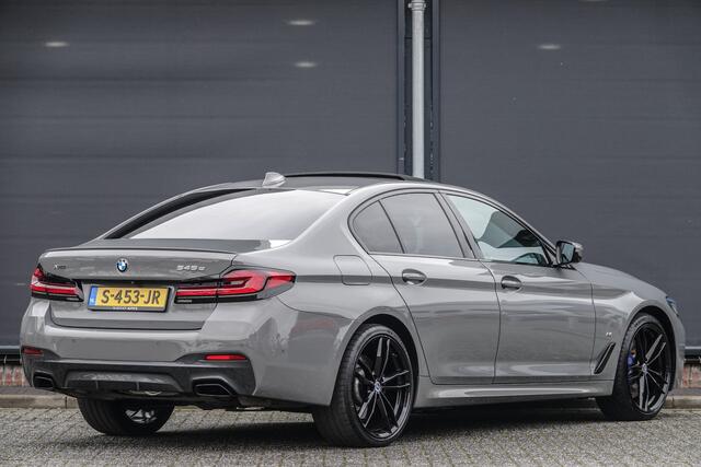 BMW 5-SERIE 545e 394Pk Aut. Plug in Hybride | M-Sport | X-Drive | Head Up display | Schuif-hefdak | Trekhaak | 20'' | Bernina Grau