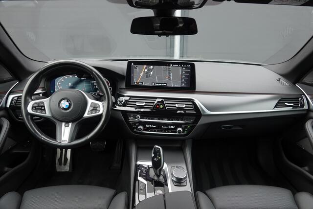 BMW 5-SERIE 545e 394Pk Aut. Plug in Hybride | M-Sport | X-Drive | Head Up display | Schuif-hefdak | Trekhaak | 20'' | Bernina Grau