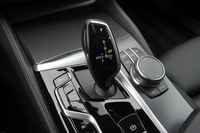 BMW 5-SERIE 545e 394Pk Aut. Plug in Hybride | M-Sport | X-Drive | Head Up display | Schuif-hefdak | Trekhaak | 20'' | Bernina Grau