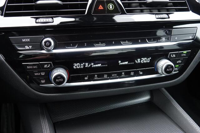 BMW 5-SERIE 545e 394Pk Aut. Plug in Hybride | M-Sport | X-Drive | Head Up display | Schuif-hefdak | Trekhaak | 20'' | Bernina Grau
