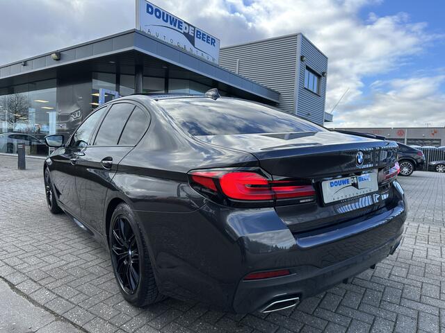 BMW 5-SERIE 520d High Executive M sport Schuifdak | HUD | Adapt. Cruise | Stuur en Stoelverw. |