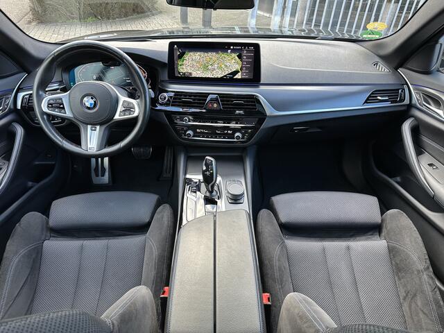 BMW 5-SERIE 520d High Executive M sport Schuifdak | HUD | Adapt. Cruise | Stuur en Stoelverw. |