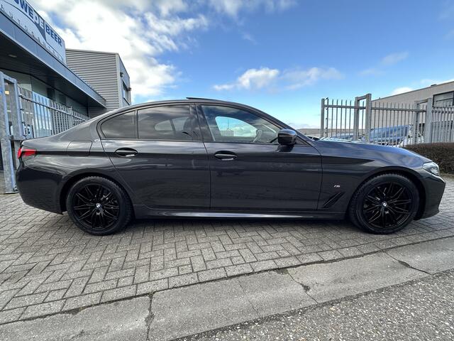 BMW 5-SERIE 520d High Executive M sport Schuifdak | HUD | Adapt. Cruise | Stuur en Stoelverw. |