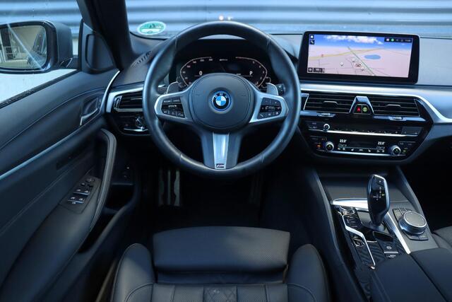 BMW 5-SERIE Touring 530e xDrive | High Executive | M Sportpakket | Trekhaak | Panodak | Head-Up | Laserlights | Elektr. Voorstoelen | Parking Assistant | Comfort Access | 19''LMV