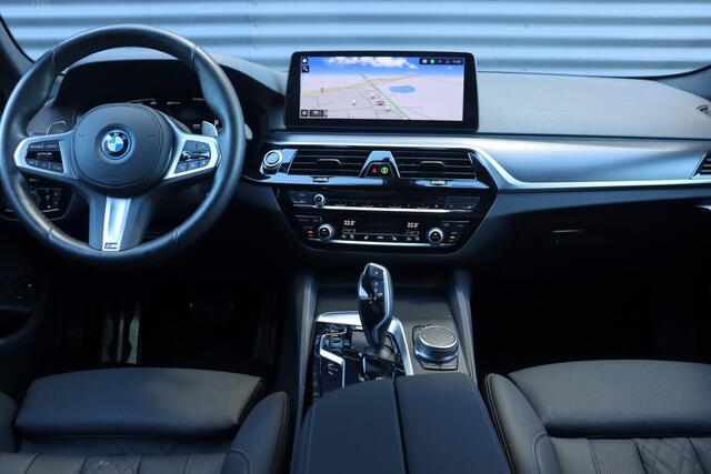 BMW 5-SERIE Touring 530e xDrive | High Executive | M Sportpakket | Trekhaak | Panodak | Head-Up | Laserlights | Elektr. Voorstoelen | Parking Assistant | Comfort Access | 19''LMV