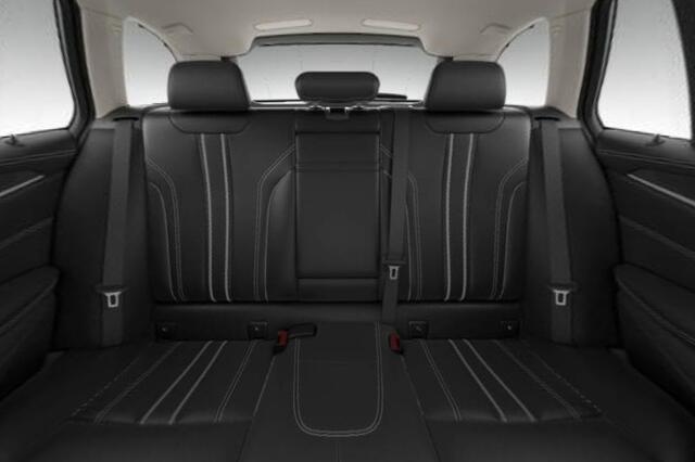 BMW 5-SERIE Touring 530e High Executive Luxury Line - Panoramadak - Comfort Access - Parking/Driving Assistant - Active Protection - Head Up - Hifi - Comfortstoelen voor - Elektrisch verwarmde voor/achter stoelen -