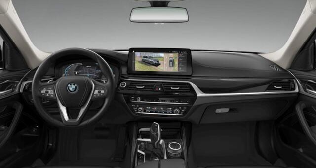 BMW 5-SERIE Touring 530e High Executive Luxury Line - Panoramadak - Comfort Access - Parking/Driving Assistant - Active Protection - Head Up - Hifi - Comfortstoelen voor - Elektrisch verwarmde voor/achter stoelen -
