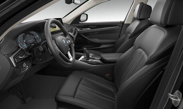 BMW 5-SERIE Touring 530e High Executive Luxury Line - Panoramadak - Comfort Access - Parking/Driving Assistant - Active Protection - Head Up - Hifi - Comfortstoelen voor - Elektrisch verwarmde voor/achter stoelen -