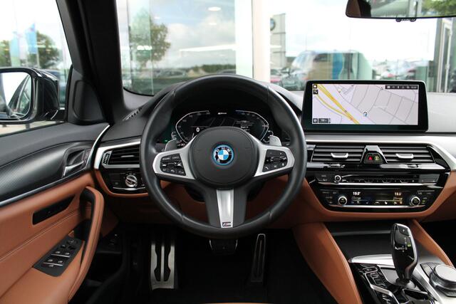 BMW 5-SERIE 530e High Executive M Sport Automaat / Schuif-kanteldak / Active Cruise Control / Comfort Access / Live Cockpit Professional / Head-Up / Comfortstoelen / Parking Assistant