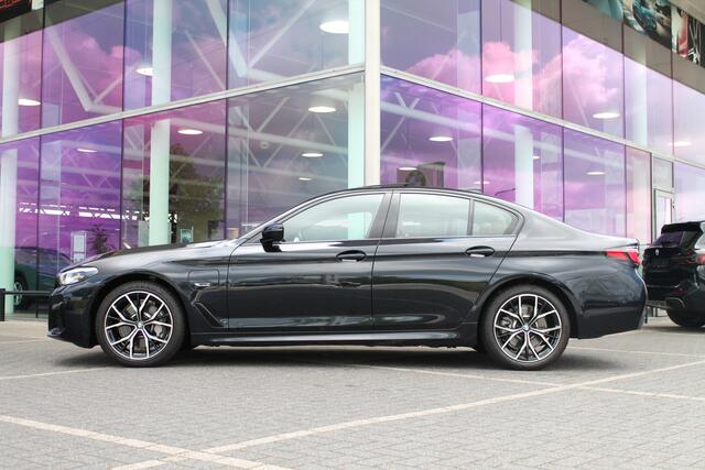 BMW 5-SERIE 530e High Executive M Sport Automaat / Schuif-kanteldak / Active Cruise Control / Comfort Access / Live Cockpit Professional / Head-Up / Comfortstoelen / Parking Assistant