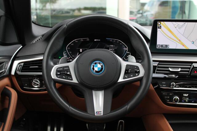 BMW 5-SERIE 530e High Executive M Sport Automaat / Schuif-kanteldak / Active Cruise Control / Comfort Access / Live Cockpit Professional / Head-Up / Comfortstoelen / Parking Assistant