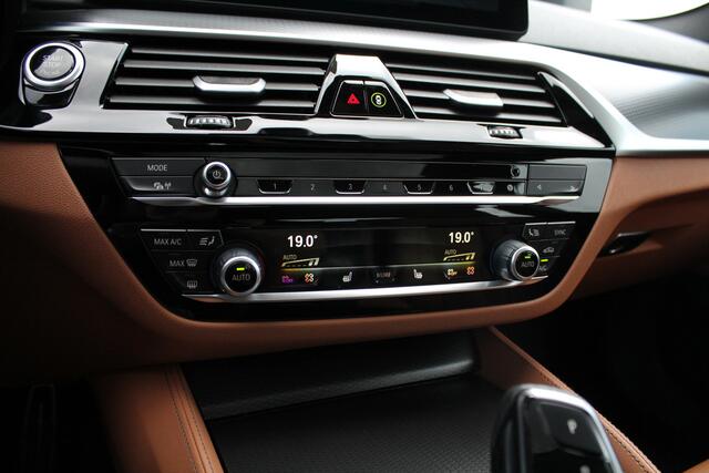 BMW 5-SERIE 530e High Executive M Sport Automaat / Schuif-kanteldak / Active Cruise Control / Comfort Access / Live Cockpit Professional / Head-Up / Comfortstoelen / Parking Assistant