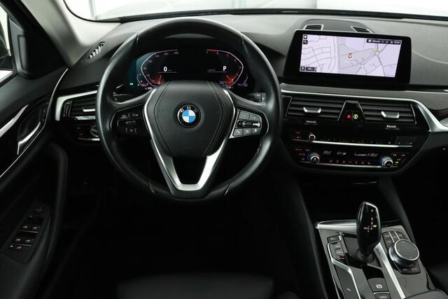 BMW 5-SERIE 520i High Executive Edition | Panoramadak | Trekhaak | Leder | Camera | Stoelverwarming | Carplay | Memory | Comfortstoelen | Full LED | Live Cockpit