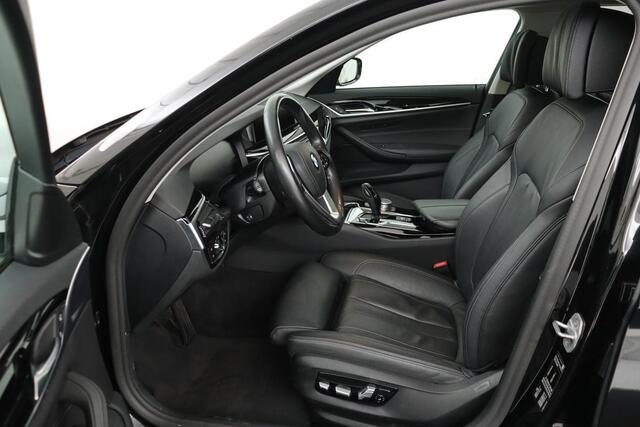 BMW 5-SERIE 520i High Executive Edition | Panoramadak | Trekhaak | Leder | Camera | Stoelverwarming | Carplay | Memory | Comfortstoelen | Full LED | Live Cockpit