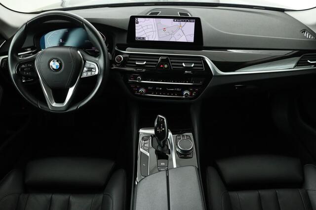 BMW 5-SERIE 520i High Executive Edition | Panoramadak | Trekhaak | Leder | Camera | Stoelverwarming | Carplay | Memory | Comfortstoelen | Full LED | Live Cockpit