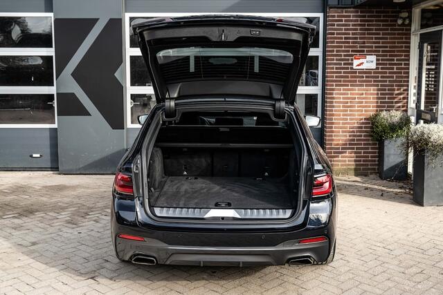 BMW 5-SERIE 530e Touring M Sport | Shadow | Panorama | Laser | H/K | Head-Up | Trekhaak | Memory