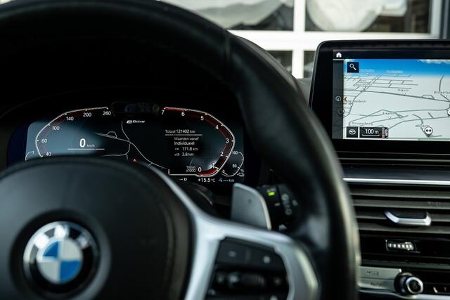 BMW 5-SERIE 530e Touring M Sport | Shadow | Panorama | Laser | H/K | Head-Up | Trekhaak | Memory