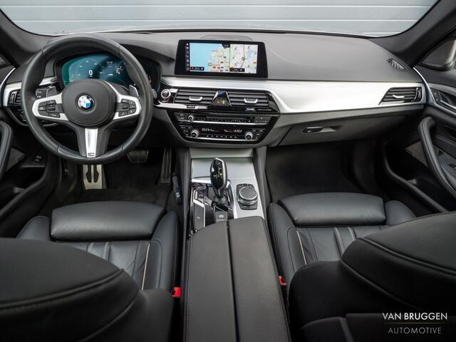 BMW 5-SERIE Touring 520i M-Sport Pano Individual 20" Trekhaak Head-up HK Memory Camera