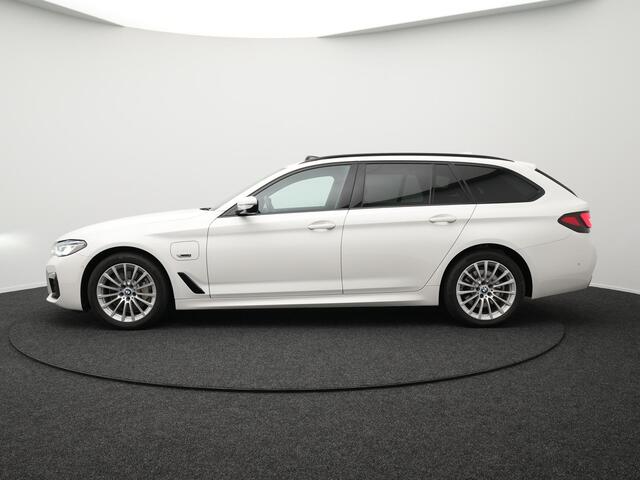 BMW 5-SERIE Touring 530e xDrive M-Sport Plug In Hybrid PHEV | Adaptive Cruise | Trekhaak af Fabriek | Laser LED | Carplay | Camera | Head Up | Electrische Lederen Sportstoelen | Stuur/Stoel Verwarming |