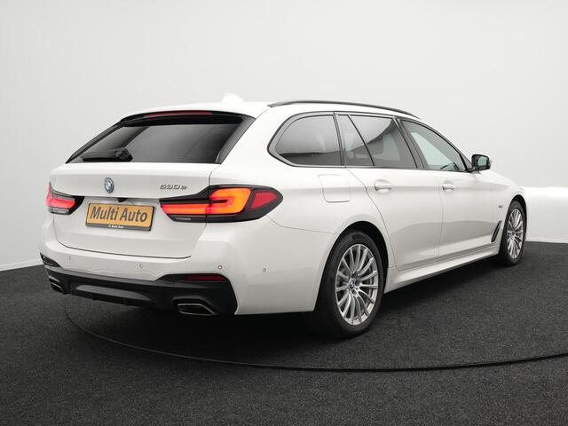 BMW 5-SERIE Touring 530e xDrive M-Sport Plug In Hybrid PHEV | Adaptive Cruise | Trekhaak af Fabriek | Laser LED | Carplay | Camera | Head Up | Electrische Lederen Sportstoelen | Stuur/Stoel Verwarming |