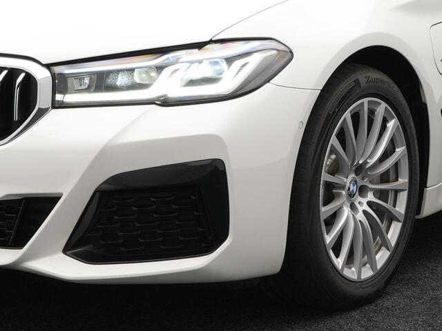 BMW 5-SERIE Touring 530e xDrive M-Sport Plug In Hybrid PHEV | Adaptive Cruise | Trekhaak af Fabriek | Laser LED | Carplay | Camera | Head Up | Electrische Lederen Sportstoelen | Stuur/Stoel Verwarming |