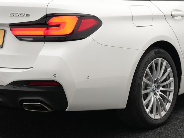 BMW 5-SERIE Touring 530e xDrive M-Sport Plug In Hybrid PHEV | Adaptive Cruise | Trekhaak af Fabriek | Laser LED | Carplay | Camera | Head Up | Electrische Lederen Sportstoelen | Stuur/Stoel Verwarming |