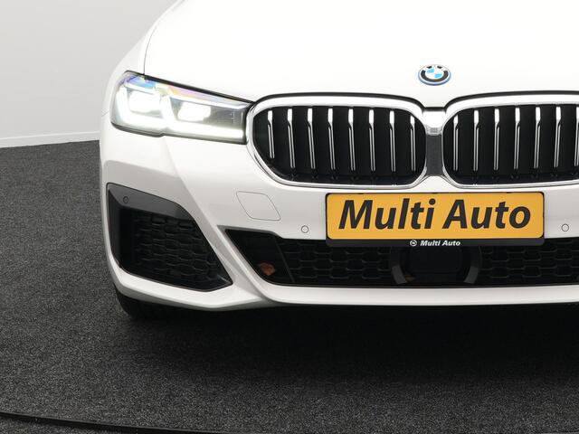 BMW 5-SERIE Touring 530e xDrive M-Sport Plug In Hybrid PHEV | Adaptive Cruise | Trekhaak af Fabriek | Laser LED | Carplay | Camera | Head Up | Electrische Lederen Sportstoelen | Stuur/Stoel Verwarming |