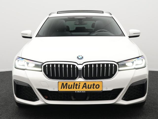 BMW 5-SERIE Touring 530e xDrive M-Sport Plug In Hybrid PHEV | Adaptive Cruise | Trekhaak af Fabriek | Laser LED | Carplay | Camera | Head Up | Electrische Lederen Sportstoelen | Stuur/Stoel Verwarming |