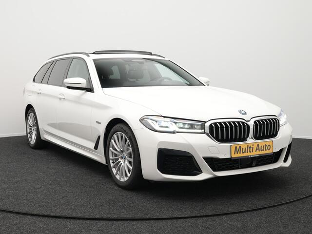 BMW 5-SERIE Touring 530e xDrive M-Sport Plug In Hybrid PHEV | Adaptive Cruise | Trekhaak af Fabriek | Laser LED | Carplay | Camera | Head Up | Electrische Lederen Sportstoelen | Stuur/Stoel Verwarming |