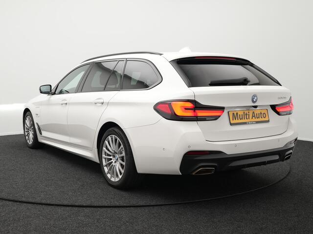 BMW 5-SERIE Touring 530e xDrive M-Sport Plug In Hybrid PHEV | Adaptive Cruise | Trekhaak af Fabriek | Laser LED | Carplay | Camera | Head Up | Electrische Lederen Sportstoelen | Stuur/Stoel Verwarming |