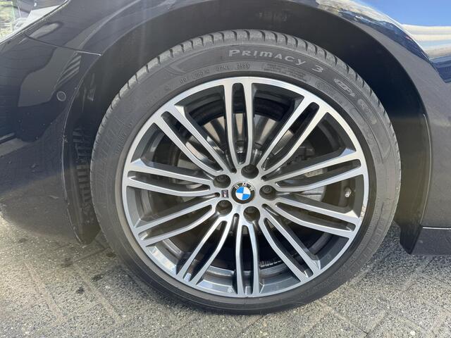 BMW 5-SERIE Touring 520i High Executive M-Sport | Navigatie | Cruise Control | 19 Inch Lichtmetalen Velgen | Parkeersensoren |