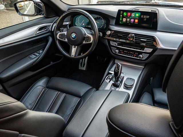 BMW 5-SERIE Touring 520i High Exe M-Sport ORG NL PANO TREKHAAK CAMERA ELEK STOEL APPLE CARPLAY BOMVOL!!