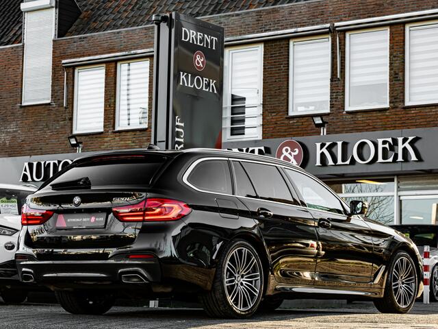 BMW 5-SERIE Touring 520i High Exe M-Sport ORG NL PANO TREKHAAK CAMERA ELEK STOEL APPLE CARPLAY BOMVOL!!