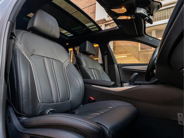 BMW 5-SERIE Touring 520i High Exe M-Sport ORG NL PANO TREKHAAK CAMERA ELEK STOEL APPLE CARPLAY BOMVOL!!