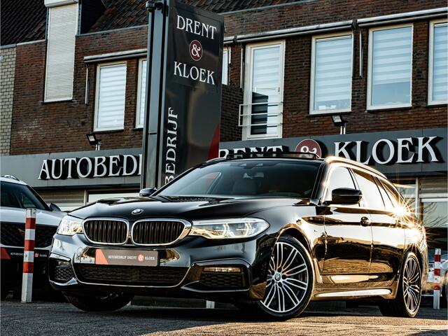BMW 5-SERIE Touring 520i High Exe M-Sport ORG NL PANO TREKHAAK CAMERA ELEK STOEL APPLE CARPLAY BOMVOL!!