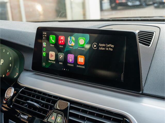 BMW 5-SERIE Touring 520i High Exe M-Sport ORG NL PANO TREKHAAK CAMERA ELEK STOEL APPLE CARPLAY BOMVOL!!