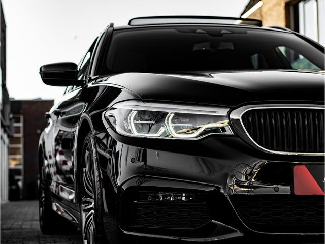 BMW 5-SERIE Touring 520i High Exe M-Sport ORG NL PANO TREKHAAK CAMERA ELEK STOEL APPLE CARPLAY BOMVOL!!
