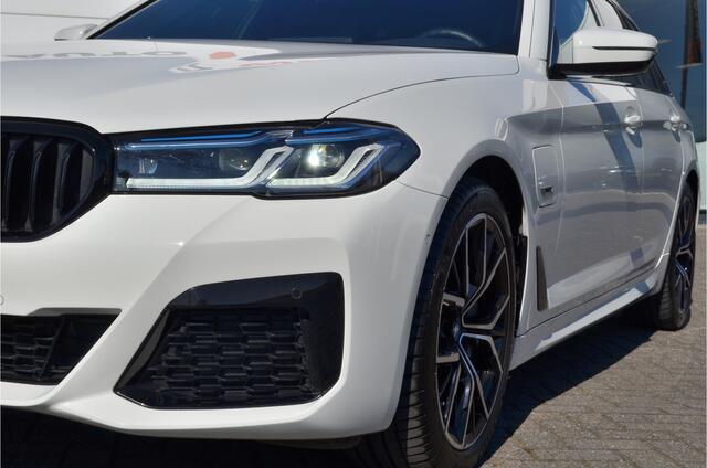 BMW 5-SERIE 530e M-Sport Panorama Laser Trekh. HUD *Leder Elek. Vert. Geh. Stoelv. V+A Stuurverw. Harman Kardon Live cockpit pro Shadow-line Draadloze lader Comfort vergr DAB+