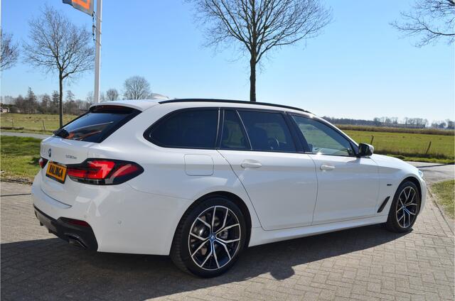 BMW 5-SERIE 530e M-Sport Panorama Laser Trekh. HUD *Leder Elek. Vert. Geh. Stoelv. V+A Stuurverw. Harman Kardon Live cockpit pro Shadow-line Draadloze lader Comfort vergr DAB+