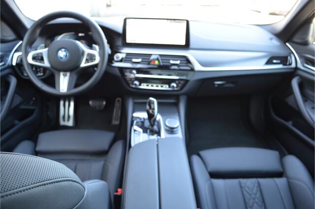 BMW 5-SERIE 530e M-Sport Panorama Laser Trekh. HUD *Leder Elek. Vert. Geh. Stoelv. V+A Stuurverw. Harman Kardon Live cockpit pro Shadow-line Draadloze lader Comfort vergr DAB+