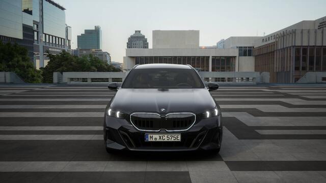 BMW 5-SERIE Touring 530e M Sport Automaat / Panoramadak / Trekhaak / Adaptieve LED / Comfort Access / Parking Assistant Plus / Stoelventilatie / Stuurverwarming