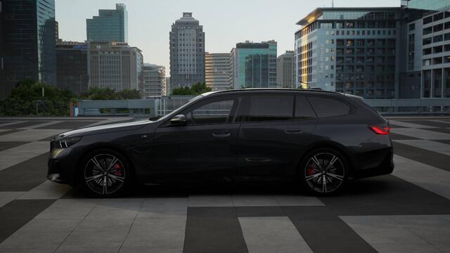 BMW 5-SERIE Touring 530e M Sport Automaat / Panoramadak / Trekhaak / Adaptieve LED / Comfort Access / Parking Assistant Plus / Stoelventilatie / Stuurverwarming