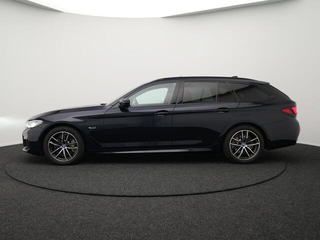 BMW 5-SERIE Touring 530e M-Sport Plug In Hybrid PHEV | Panodak | Adaptive Cruise | Trekhaak af Fabriek | Laser LED | Carplay | Camera | Head Up | Electrische Lederen Sportstoelen | Stuur/Stoel Verwarming |