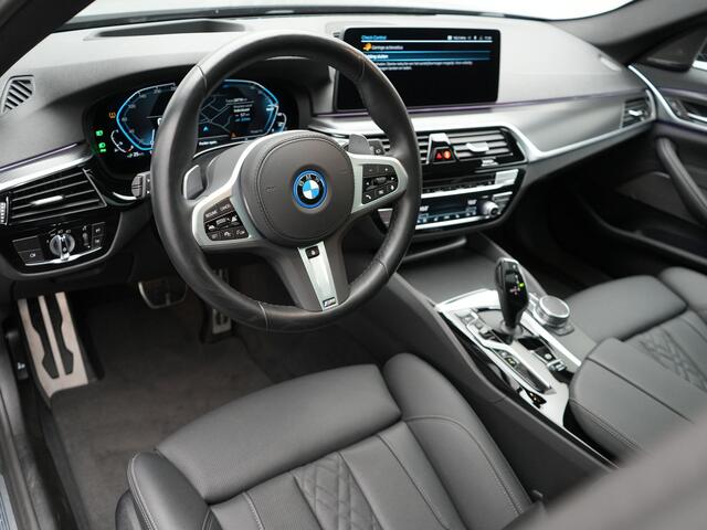 BMW 5-SERIE Touring 530e M-Sport Plug In Hybrid PHEV | Panodak | Adaptive Cruise | Trekhaak af Fabriek | Laser LED | Carplay | Camera | Head Up | Electrische Lederen Sportstoelen | Stuur/Stoel Verwarming |